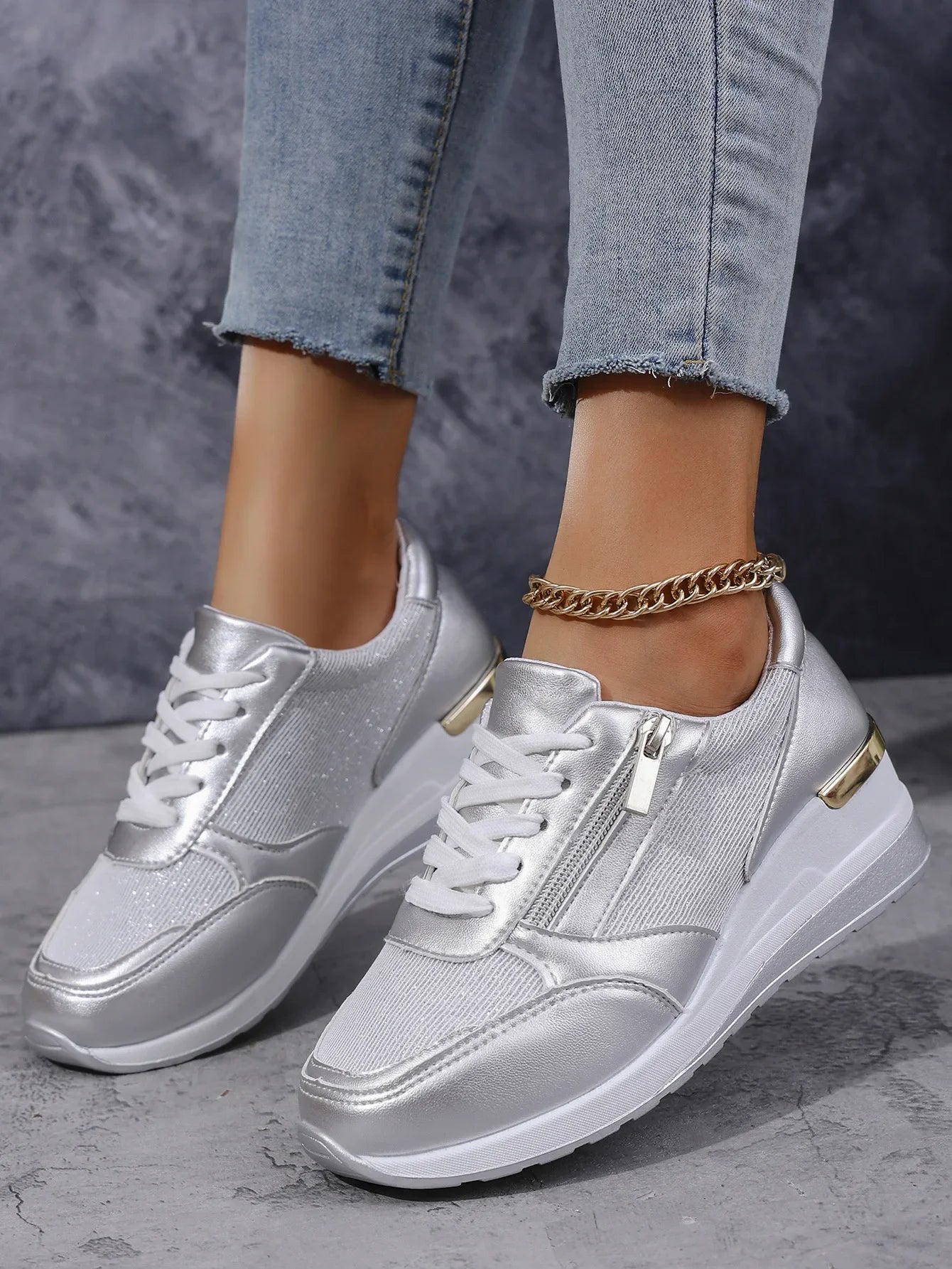 Chaussures argentées confort polyvalent pour femme moderne